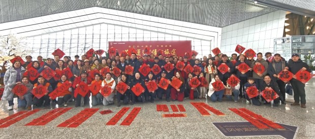 “福至运来  情满旅途”——盐城市书法家协会“2026市书法家送万福进万家”活动走进高铁站